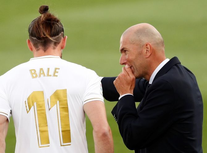 Real Madrid coach Zinedine Zidane gives Gareth Bale some pointers during the match against Eibar
