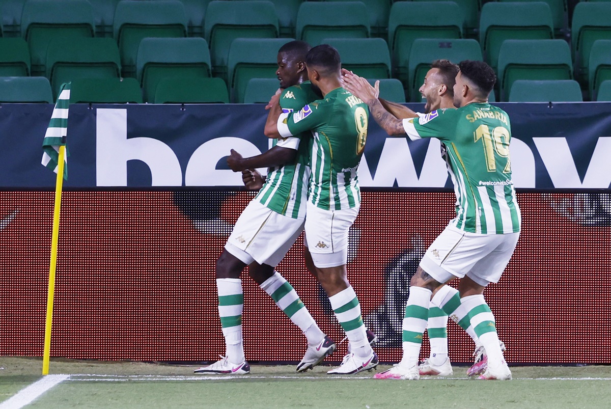 William Carvalho celebrates with teammates after scoring Real Betis's second goal.