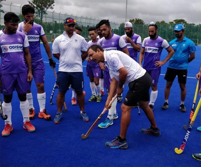 Former India men’s hockey coach Harendra Singh discusses tactics with his players