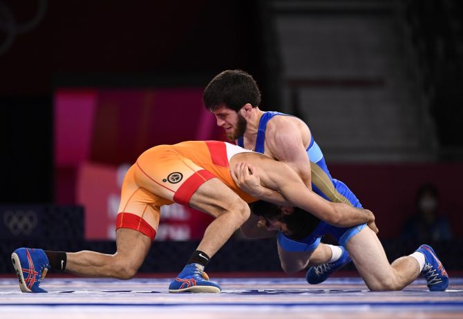 Zavur Uguev of the Russian Olympic Committee has India's Ravi Kumar Dahiya in a spot during the Olympics men's 57kg Freestyle final.
