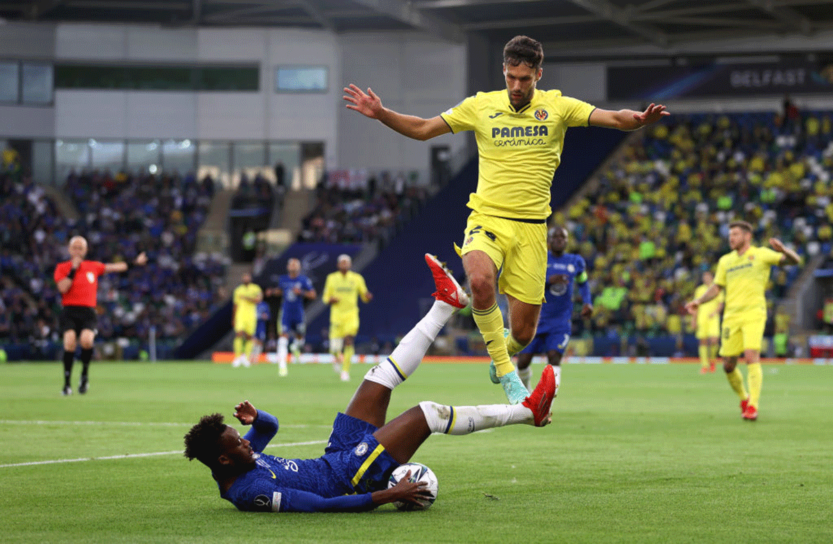 Chelsea's Callum Hudson-Odoi battles for possession with Villarreal's Alfonso Pedraza