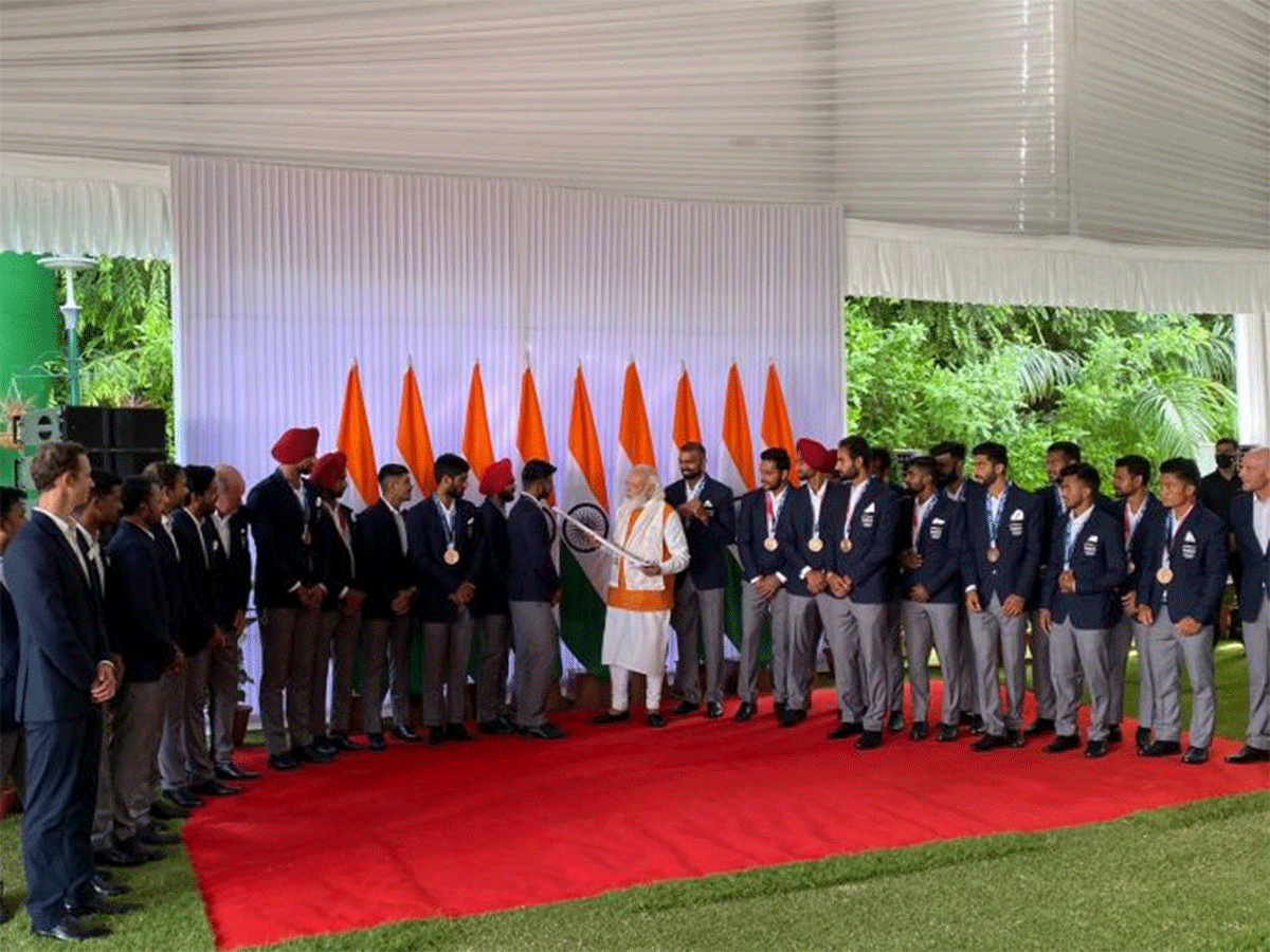 PM Narendra Modi greets the Indian hockey team