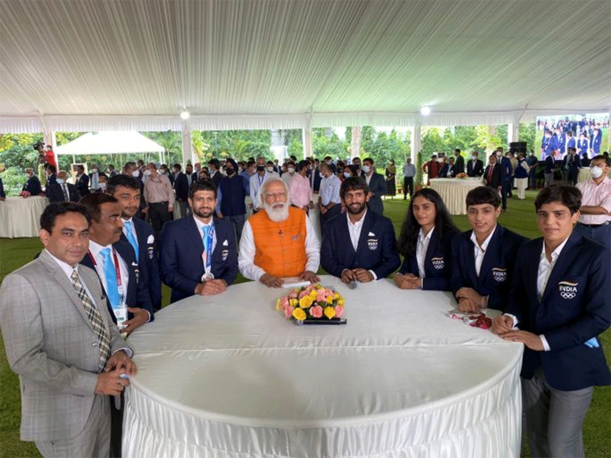 Narendra Modi with the wrestling contingent from the Tokyo Olympic Games