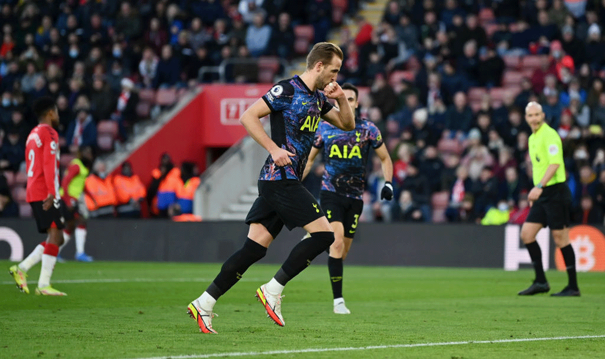Tottenham Hotspur's Harry Kane scores their sides first goal from the penalty spot during the match against Southampton at St Mary's Stadium in Southampton
