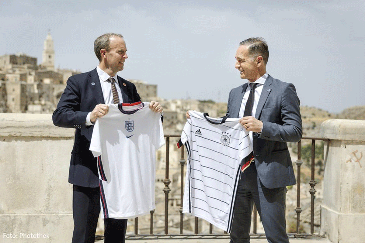 German Foreign Minister Heiko Maas and British counterpart Dominic Raab exchange jerseys.