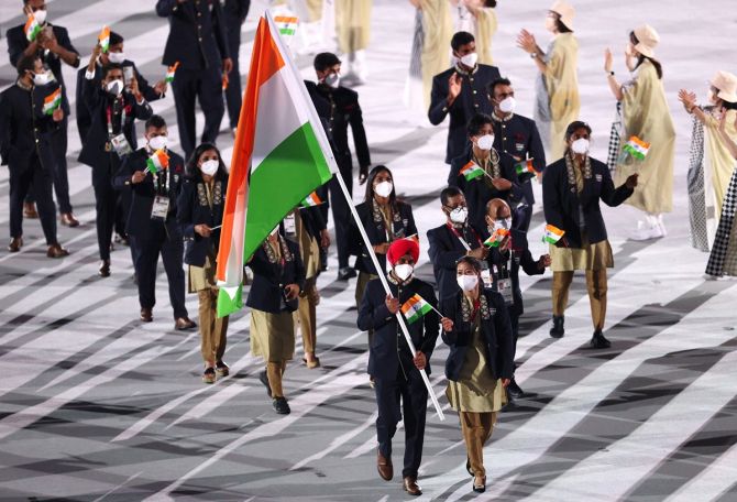 Flag-bearers Mary Kom and Manpreet Singh lead the Indian contingent. 