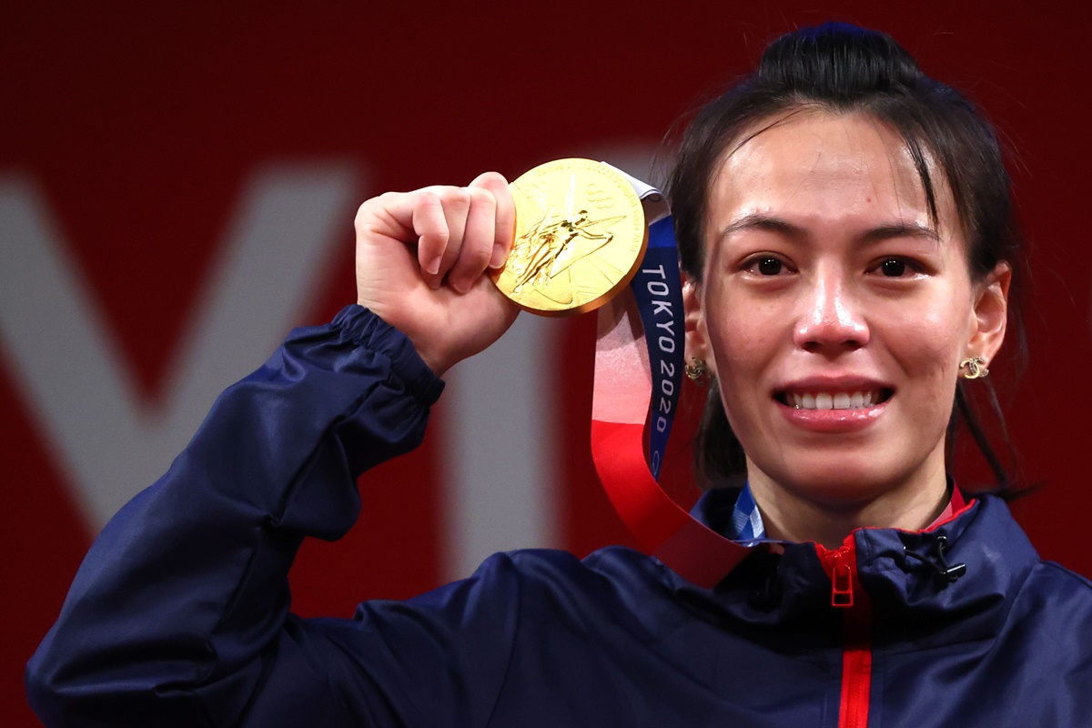 Taiwan's Kuo Hsing-Chun shows off her gold medal from the women's 59kg weightlifting.
