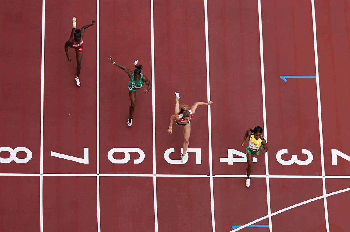  Shelly-Ann Fraser-Pryce of Jamaica crosses the line to win Heat 