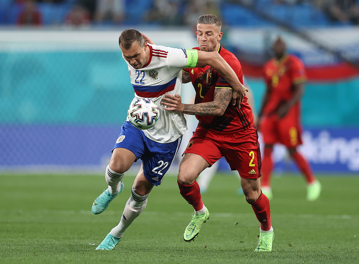 Russia's Artem Dzyuba in action with Belgium's Toby Alderweireld 