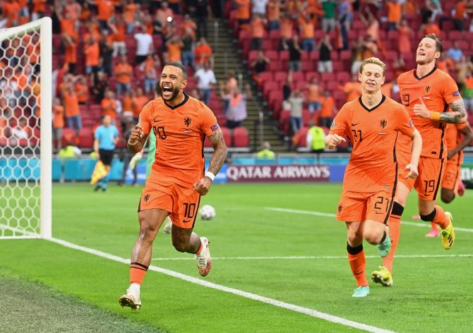 Memphis Depay celebrates after scoring the Netherlands's first goal from the penalty spot.