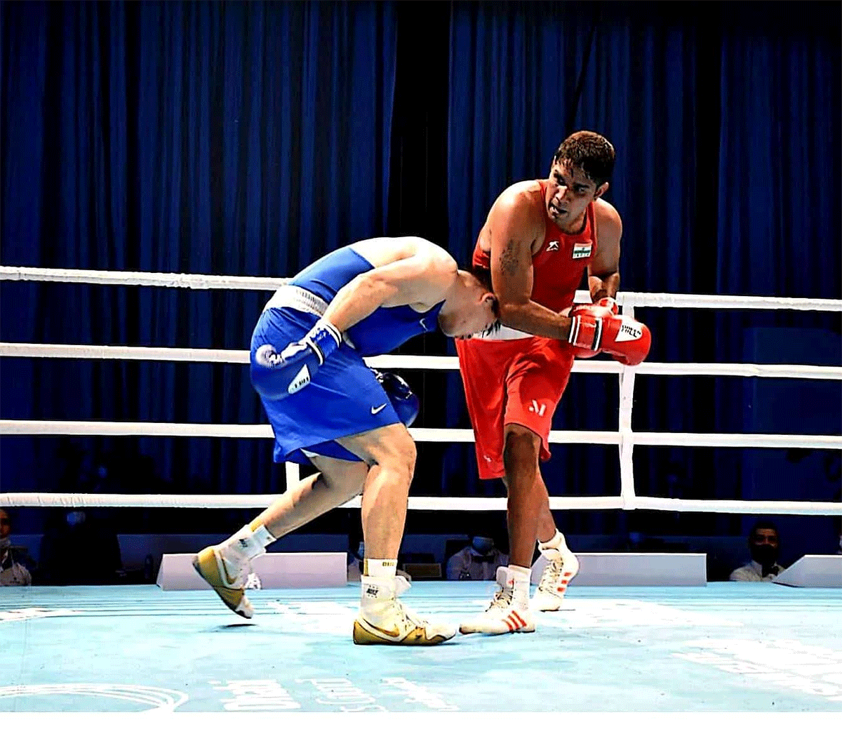 Narender Barwal beat Sierra Leone's Mohamed Kendeh to cruise into the pre-quarterfinals of the AIBA Men's World Championships. 
