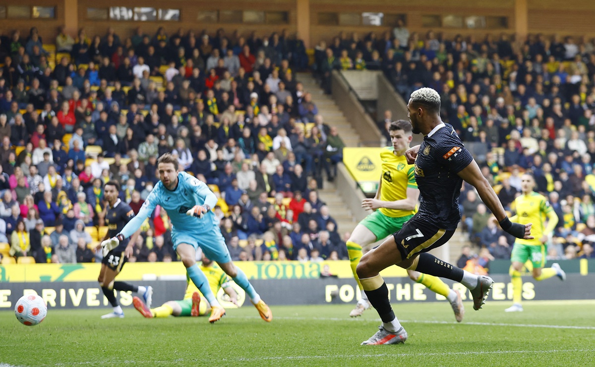 Joelinton scores Newcastle United's second goal against Norwich City.