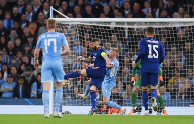 Karim Benzema scores Real Madrid's first goal.