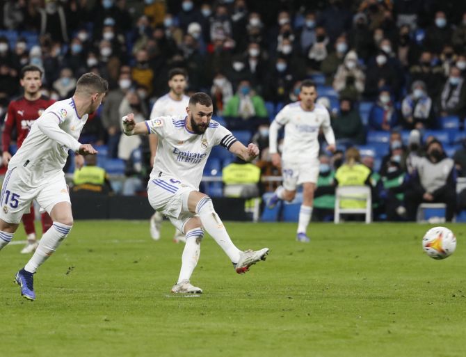 Spanish media have reported that Karim Benzema could sit out Sunday's game after suffering an injury during Real Madrid's 3-0 win over Mallorca on Monday.