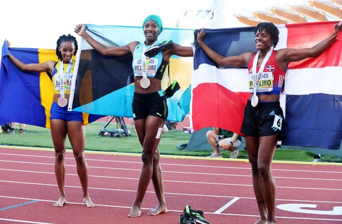 Gold medallist Shaunae Miller-Uibo poses after winning the women's 400 metres final alongside Dominican Republic's silver medallist Marileidy Paulino and bronze medallist Sada Williams of Barbados.