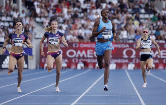 The Bahamas's Shaunae Miller-Uibo crosses the line to win the women's 400 metres.