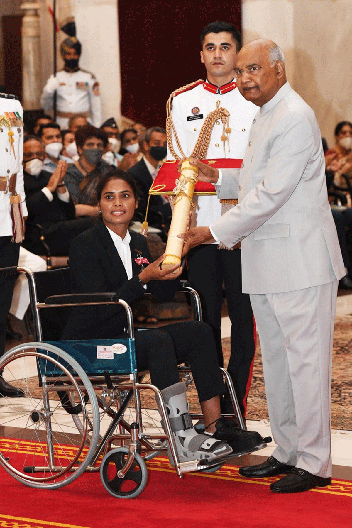 India Hockey player Vandana Kataria gets the Padma Shri from President Ram Nath Kovind