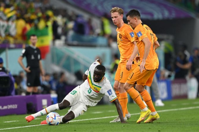 Senegal's Cheikhou Kouyate controls the ball against Frenkie de Jong and Steven Berghuis
