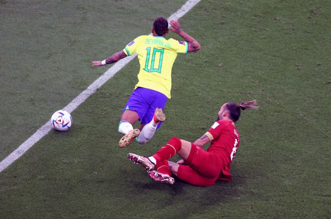 Neymar is fouled by Nemanja Gudelj 