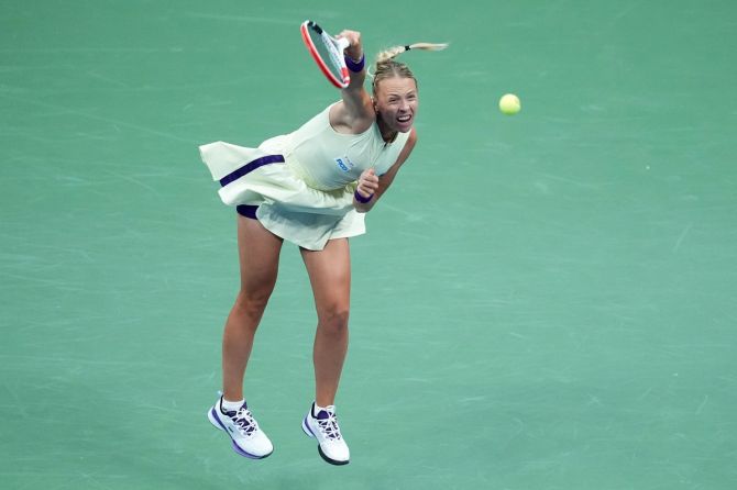 Anett Kontaveit serves to Serena Williams
