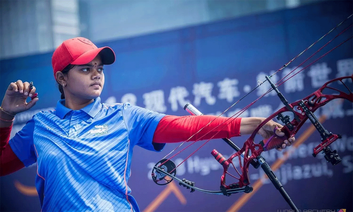 Jyothi Surekha Vennam smashed a six-year-old Asian record and equalled the record qualifying score to be top seed in the season-opening World Cup Stage 1 in Antalya, Turkey, on Tuesday