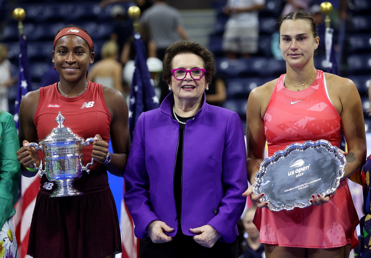 Tennis great Billie Jean King, who won a record 39 Grand Slam titles, is flanked by Coco Gauff and Aryna Sabalenka after the presenting the trophies.