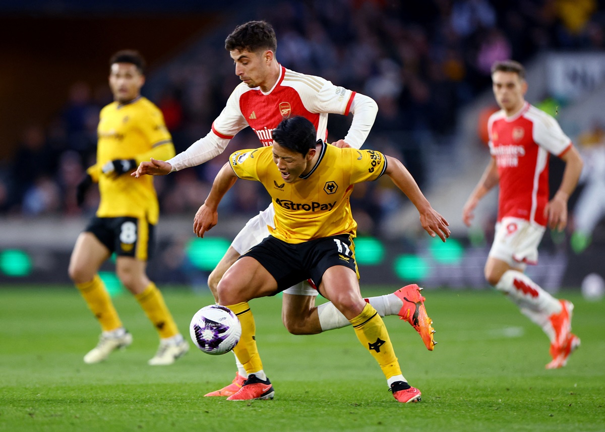 Arsenal's Kai Havertz and Wolverhampton Wanderers's Hwang Hee-chan battle for possession. 