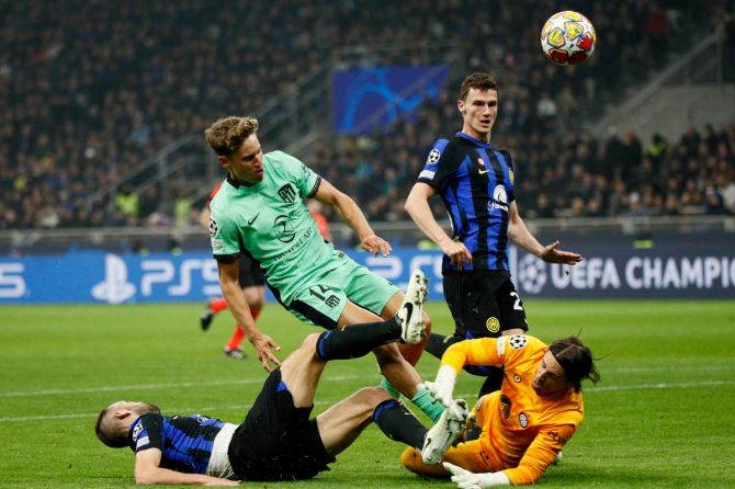 Inter Milan's Yann Sommer and Stefan de Vrij in action with Atletico Madrid's Marcos Llorente
