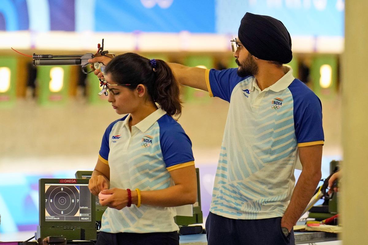 Manu Bhaker and Sarabjot Singh qualified for the final of the 10m air pistol mixed event on Monday