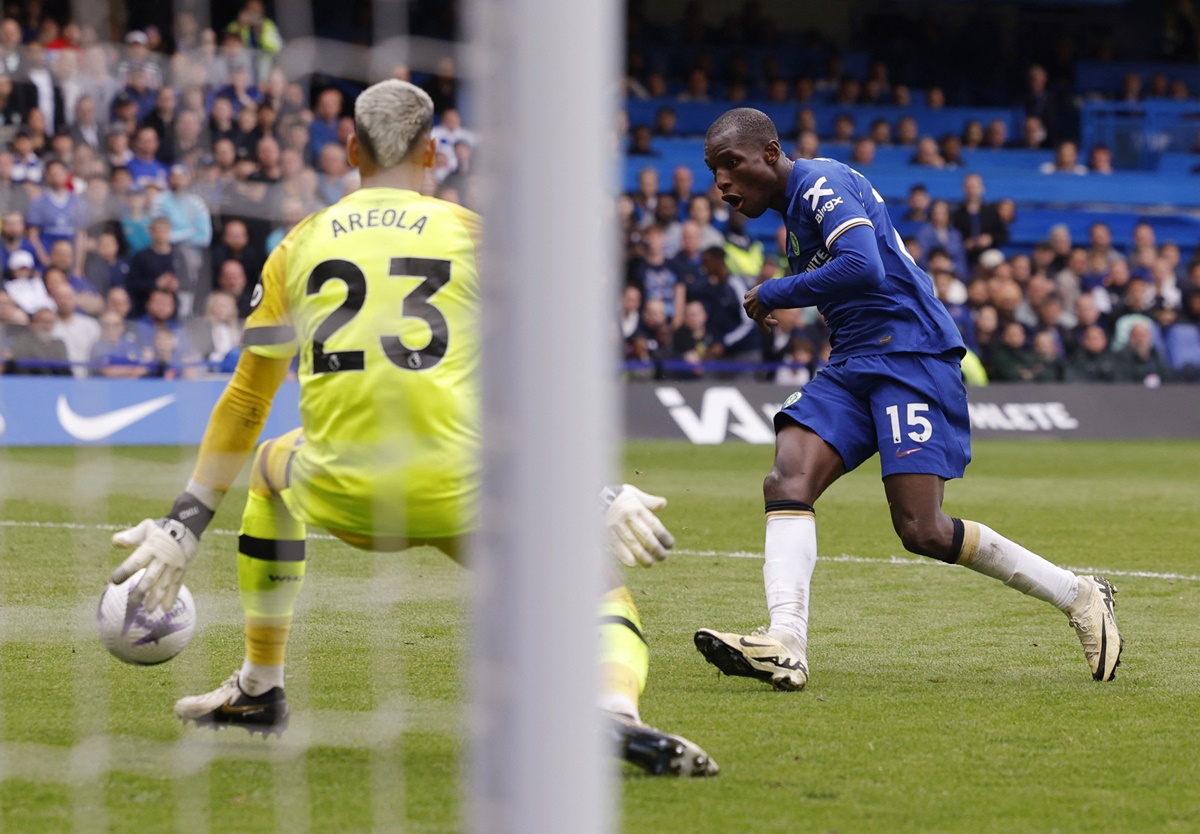 Nicolas Jackson sends the ball into the West Ham net for Chelsea's fifth goal.