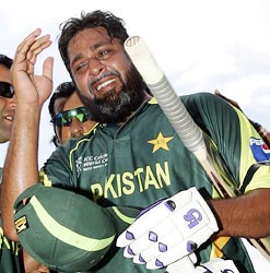 Inzamam-ul-Haq makes tearful one-day farewell