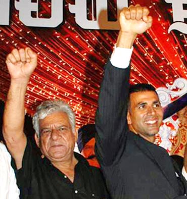 Om Puri and Akshay Kumar