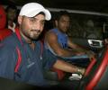 Dhoni, Harbhajan give slip to police