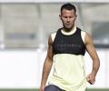 Giggs signs new Manchester United deal