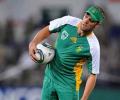 De Villiers ruled out of CL T20 after fracturing hand