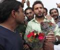 Shahid Afridi attacks fan at Karachi airport