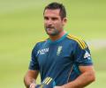 Dean Elgar replaces Graeme Smith in list of contracted players