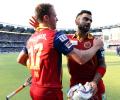 Combating COVID-19: Kohli, De Villiers to auction their kits