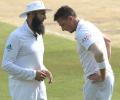 Steyn to have scan on shoulder injury