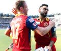 De Villiers, Kohli make merry on Mumbai's off day on the field