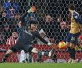 Cech returns to Chelsea after glove mix-up