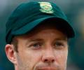 De Villiers quits as ODI captain, returns to Test cricket