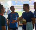 Dhoni Interacts With Indian Team