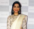 Sonam, Swara give Sari a thumbs up