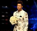 Heart-throb Vidyut Jammwal melts our hearts with roses