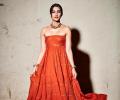 Stunning! Kriti flaunts shoulders in strapless gown