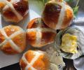 Recipe: Soft, Fluffy Hot Cross Buns