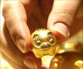Gold falls on stockists selling, weak global cues