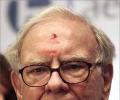 Buffett says if he ran Fed, he would not raise rates significantly