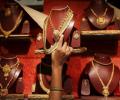 Gold prices in India back at discount on weak demand